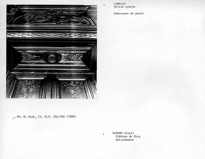 Lambris en partie haute de l'embrasure de porte de l'antichambre