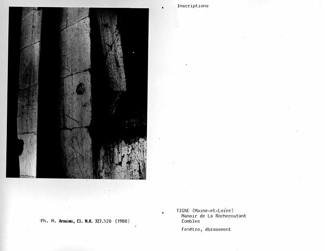 Ebrasement de la fenêtre du comble portant des inscriptions