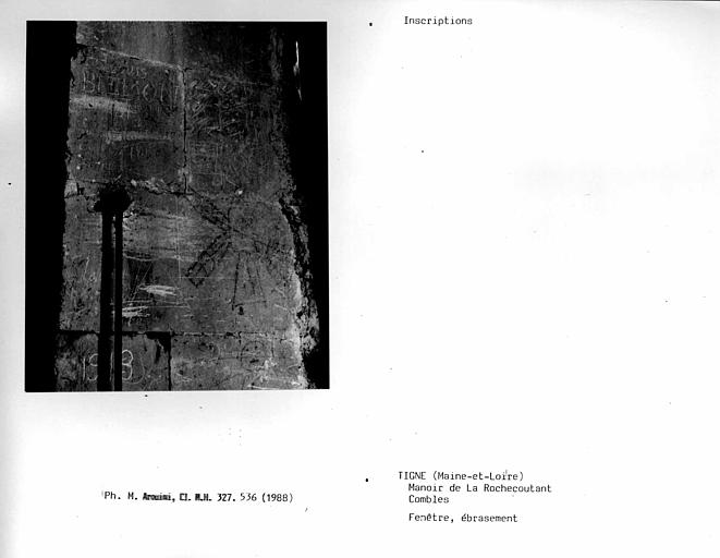 Ebrasement de la fenêtre du comble portant des inscriptions