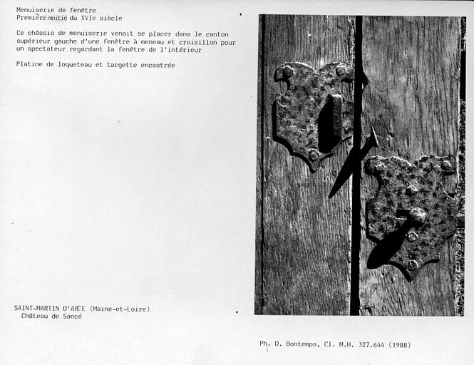 Menuiserie de fenêtre déposée, plateau de loqueteau et targette encastrée du deuxième petit châssis