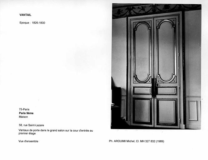 Vantaux de porte dans le grand salon sur la cour d'entrée au premier étage. Vue d'ensemble