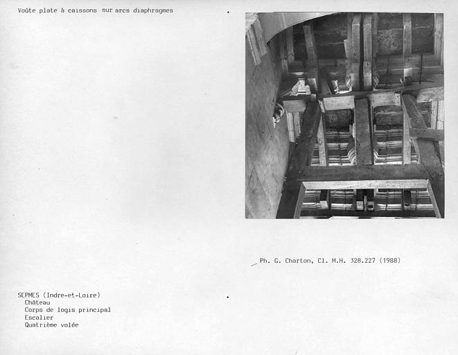 Escalier du corps de logis, voûte plate à caissons sur arcs diaphragmes de la quatrième volée