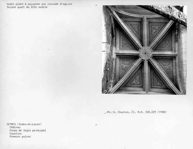 Escalier du corps de logis, voûte plate à caissons sur croisée d'ogives sur croisée d'ogives du deuxième palier