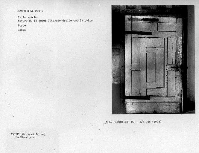 Paroi latérale gauche du tambour d'entrée du logis, revers sur la salle, porte