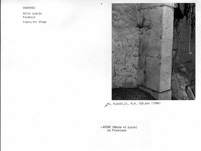 Cheminée de la pièce face à l'escalier du premier étage du logis, piédroit