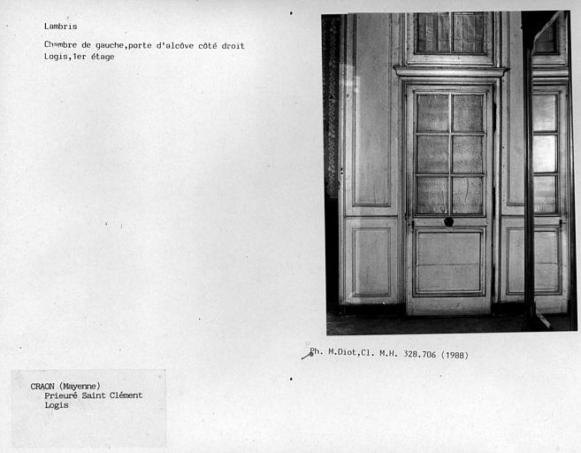 Lambris dans la chambre à gauche au premier étage du logis, porte d'alcôve à droite