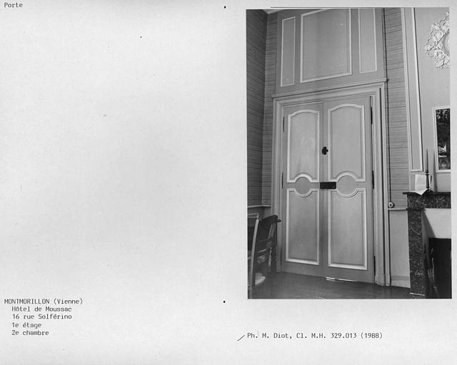 Premier étage, chambre au-dessus de la salle à manger, porte du mur latéral