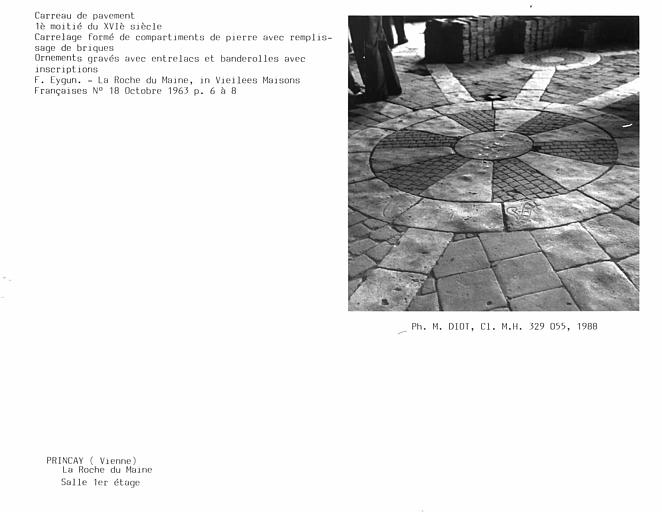 Carrelage de la salle du premier étage, formé de compartiments de pierre avec remplissage de briques