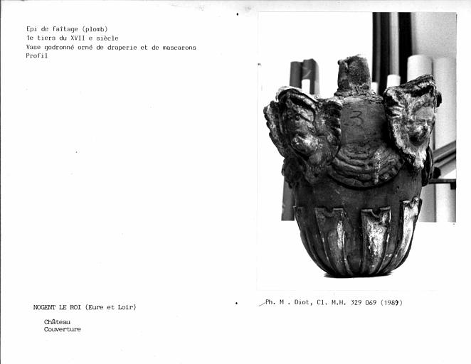 Epi de faîtage en plomb de la couverture, vue de profil du vase godronné orné de draperie et de mascarons