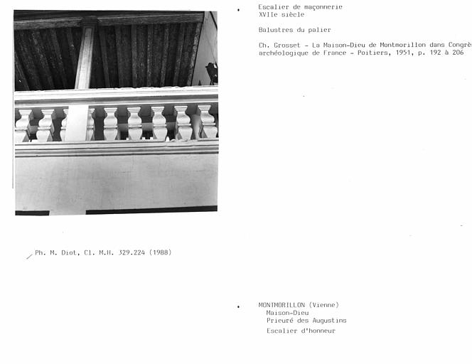 Escalier, balustres du palier au premier étage