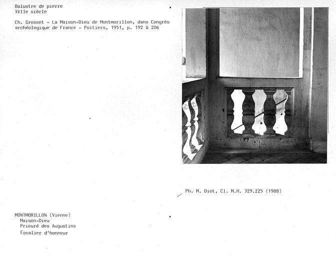 Balustres de pierre de l'escalier du palier au premier étage