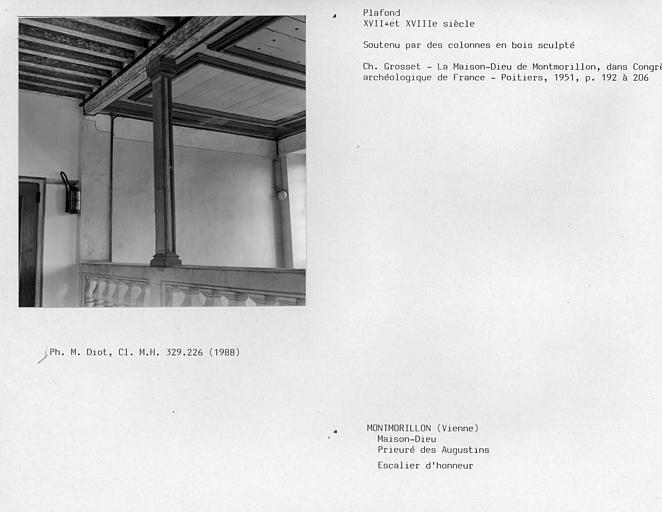 Escalier d'honneur, plafond soutenu par des colonnes en bois sculpté, palier au premier étage