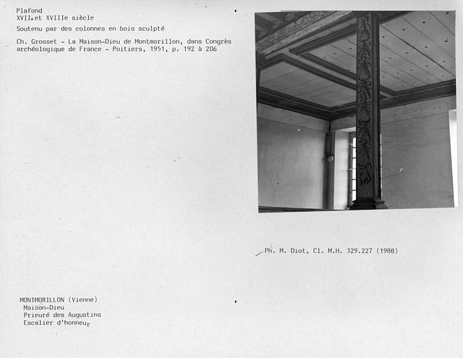 Escalier d'honneur, décor d'une colonne en bois sculpté soutenant le plafond, palier au premier étage