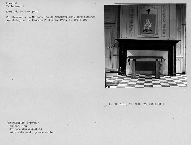 Cheminée en bois peint de la salle de l'ancien prieuré