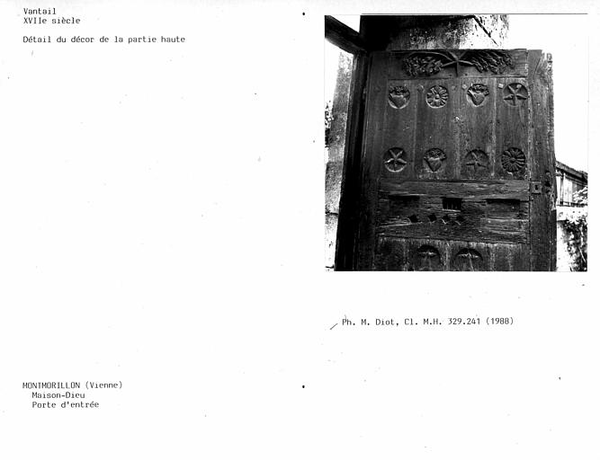 Partie haute du vantail de la porte d'entrée