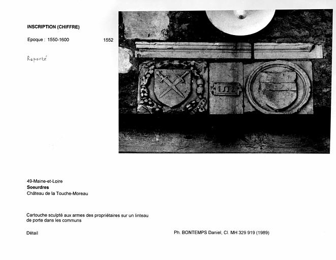 Inscription sur un linteau de porte dans les communs, cartouche sculpté aux armes des propriétaires