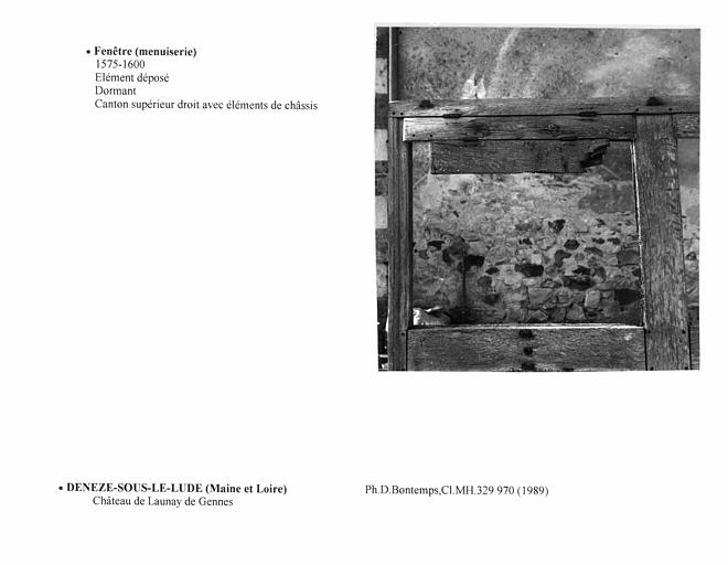 Menuiserie de fenêtre déposée, canton supérieur droit avec éléments de châssis du dormant