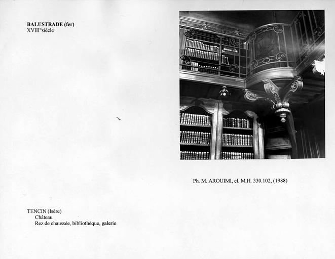 Balustrade en fer forgé de la galerie de la bibliothèque du rez-de-chaussée