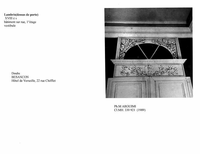 Lambris au-dessus de la porte du vestibule, au premier étage du bâtiment sur rue