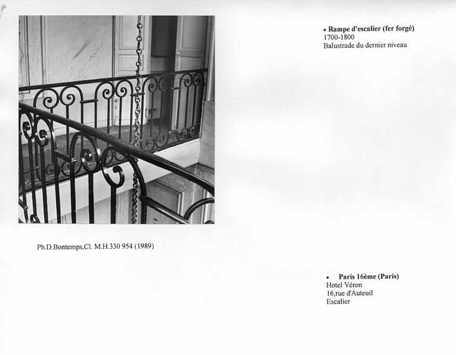 Balustrade du dernier niveau de la rampe en fer forgé de l'escalier