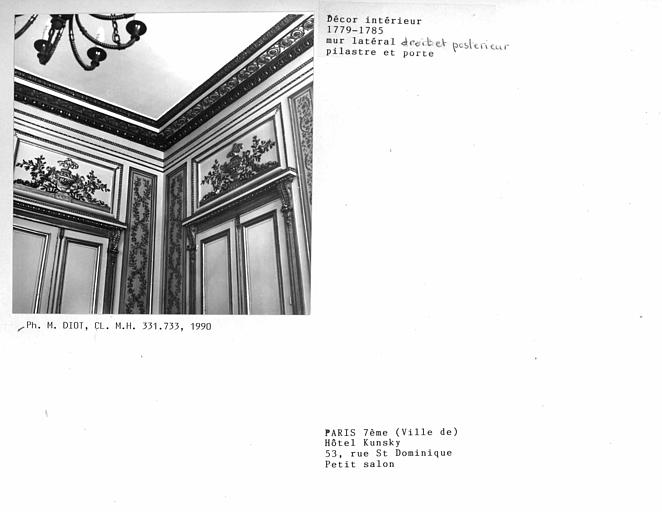 Décor du petit salon, angle du mur du fond et du mur latéral droit, pilastre et porte