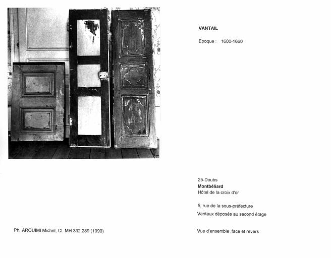 Vantaux de porte déposés au second étage. Vue d'ensemble, face et revers