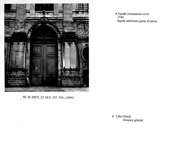 Façade antérieure du pavillon, vue d'ensemble, face et porte d'entrée