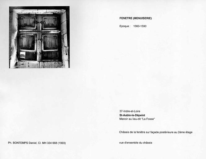 Châssis de la fenêtre sur façade postérieure au deuxième étage. Vue d'ensemble du châssis