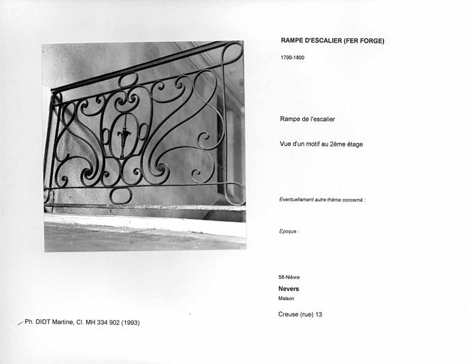 Rampe de l'escalier en fer forgé. Vue d'un motif au deuxième étage