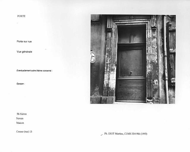 Porte sur rue. Vue générale