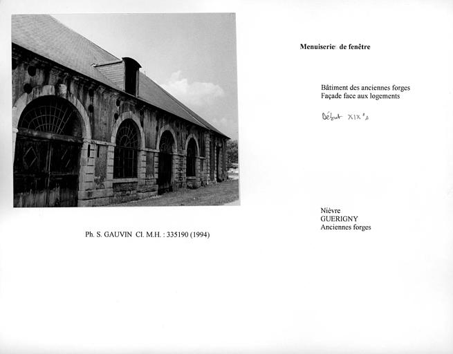 Menuiserie de fenêtres du bâtiment des anciennes forges, façade face aux logements. Vue générale des diverses fenêtres de la façade