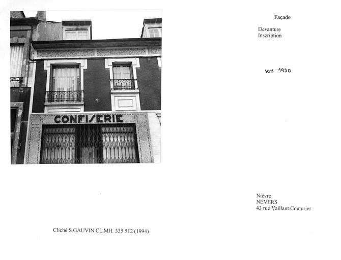 Façade, devanture. Vue d'ensemble