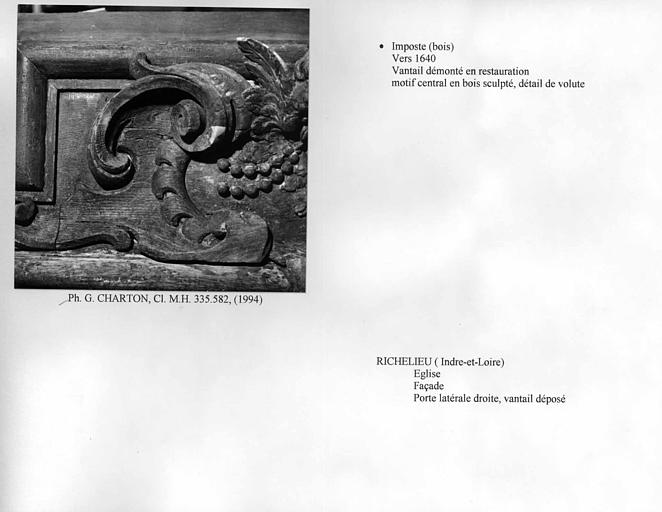 Imposte de la porte latérale droite de la façade. Motif central en bois sculpté, détail de volute