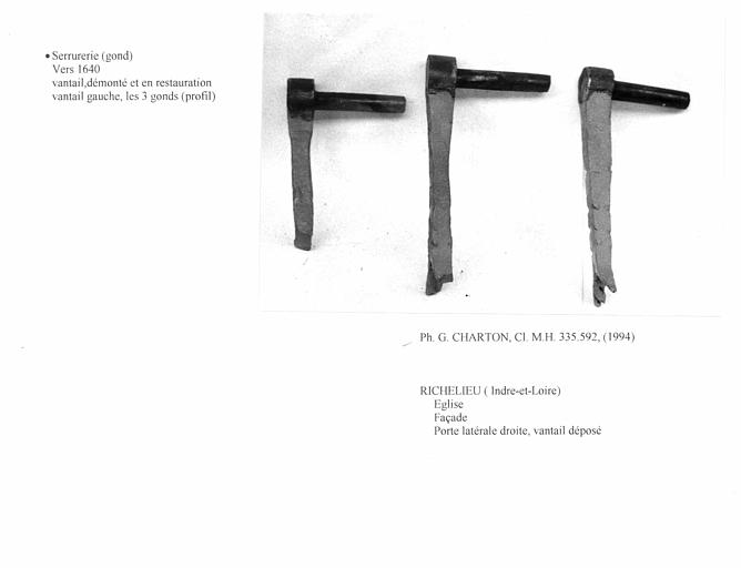 Vantail gauche de la porte latérale droite de la façade. Les 3 gonds, profil