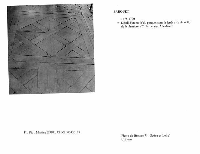 Aile droite, premier étage. Détail d'un motif du parquet sous la fenêtre (embrasure) de la chambre n°2