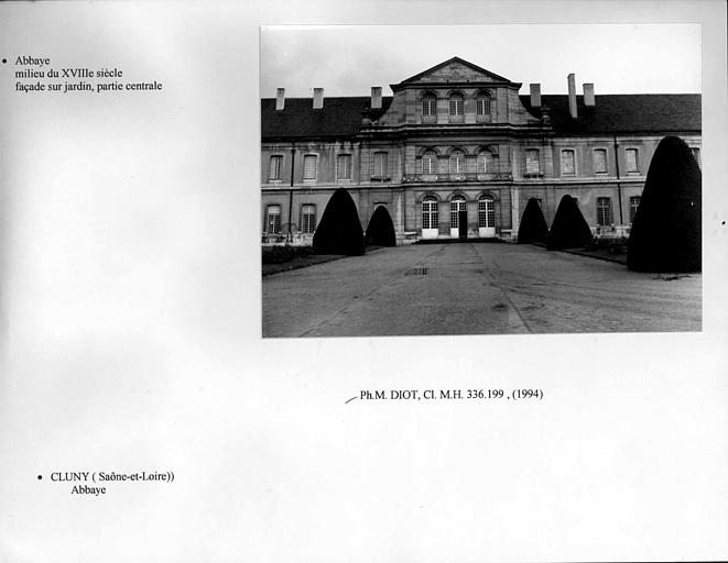 Abbaye. Façade sur jardin, partie centrale