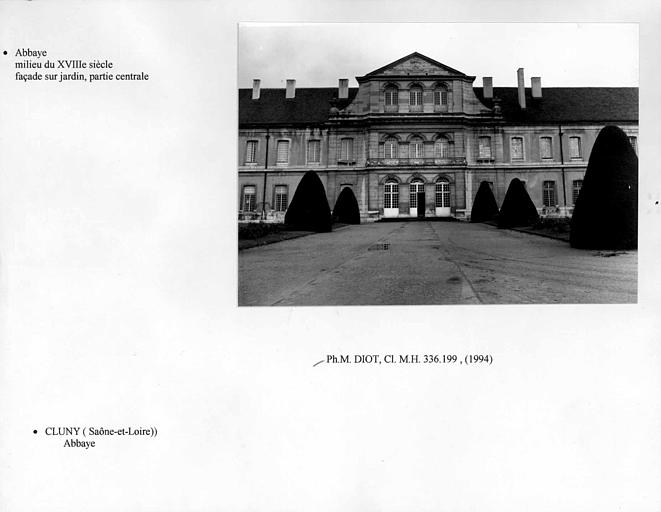 Abbaye. Façade sur jardin, partie centrale ; Porte gauche, partie haute