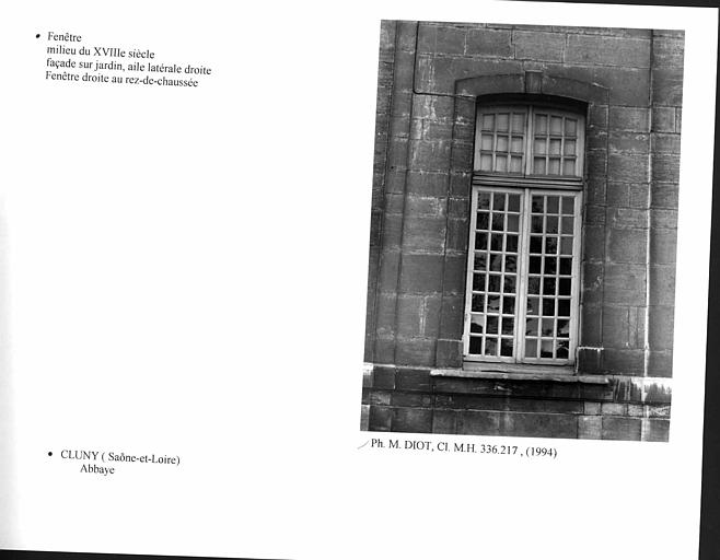 Eglise abbatiale. Fenêtre droite au rez-de-chaussée de la façade sur jardin, aile latérale droite