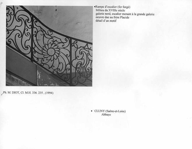 Détail de la rampe en fer forgé de l'escalier de maçonnerie menant à la grande galerie côté nord