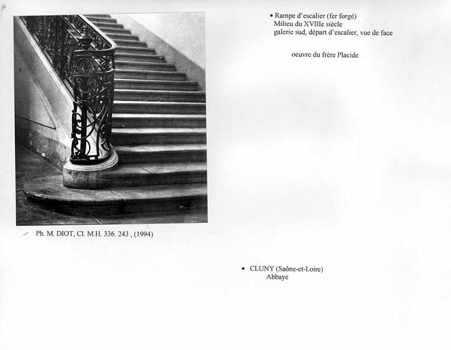 Rampe en fer forgé de l'escalier de maçonnerie menant à la grande galerie côté sud, départ d'escalier, vue de face