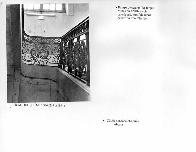 Rampe en fer forgé de l'escalier de maçonnerie menant à la grande galerie côté sud, motif du repos