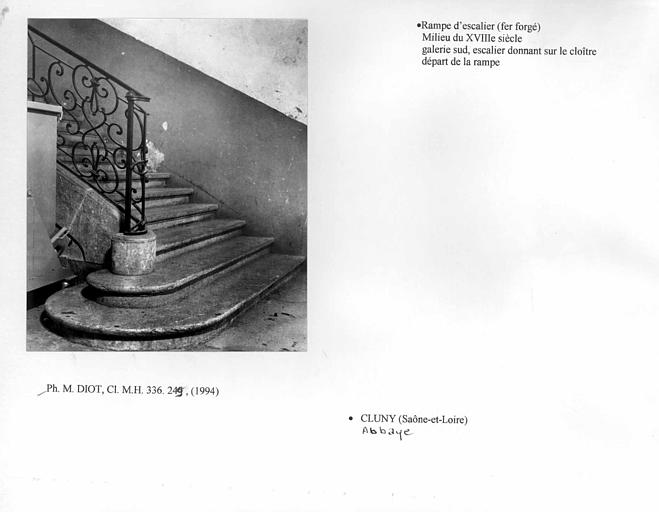 Rampe en fer forgé de l'escalier de maçonnerie donnant sur le cloître, départ de la rampe