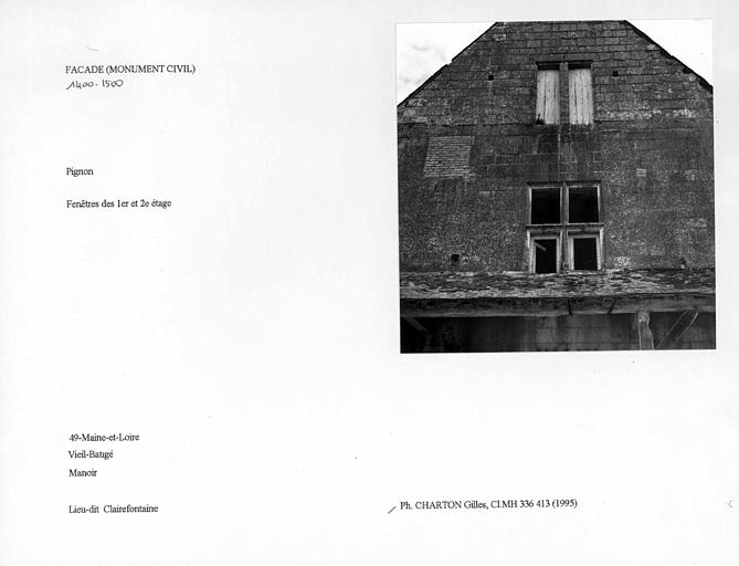 Façade du pignon. Fenêtres des premier et deuxième étage