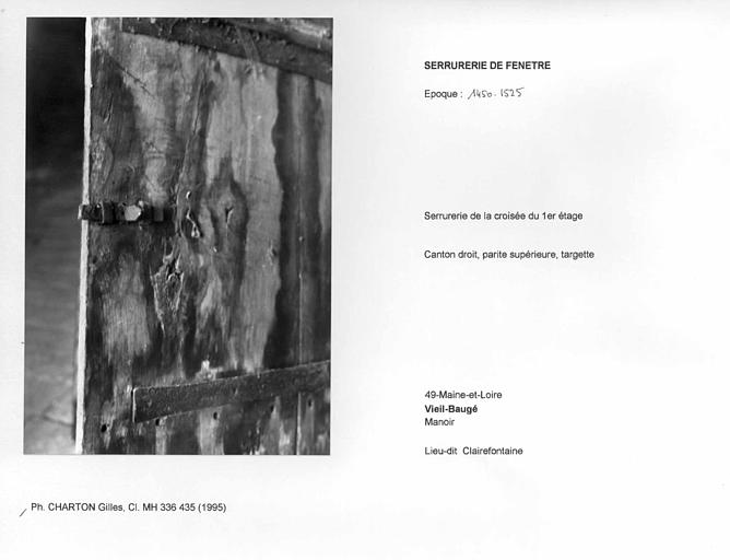 Serrurerie de la croisée du premier étage. Canton droit, partie supérieure, targette