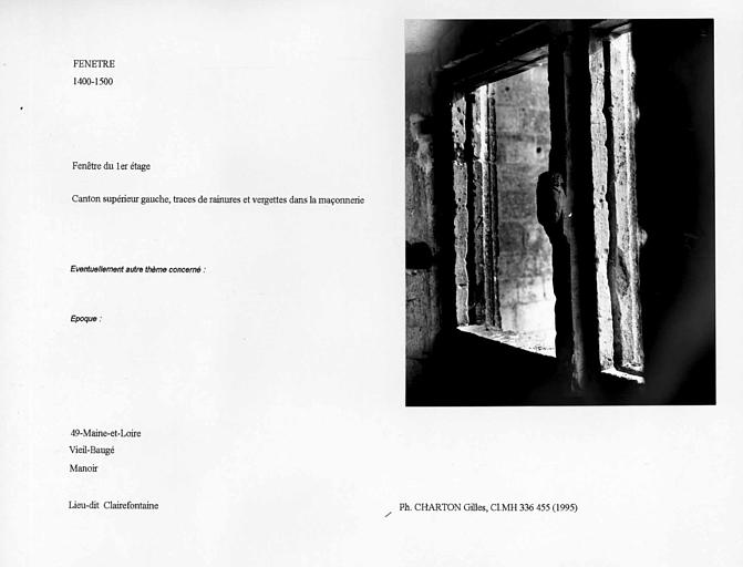Fenêtre de la pièce du premier étage. Canton supérieur gauche, traces de rainures et vergettes dans la maçonnerie