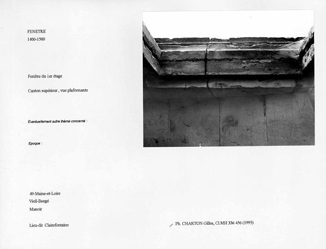 Fenêtre de la pièce du premier étage. Canton supérieur gauche, vue plafonnante, traces de rainures dans la maçonnerie