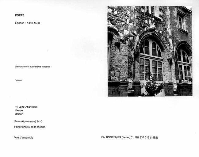 Porte-fenêtre de la façade. Vue d'ensemble