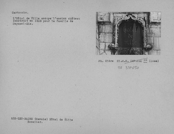 Extérieur de l'escalier, façade est, cartouche dans la partie supérieure de la porte d'entrée