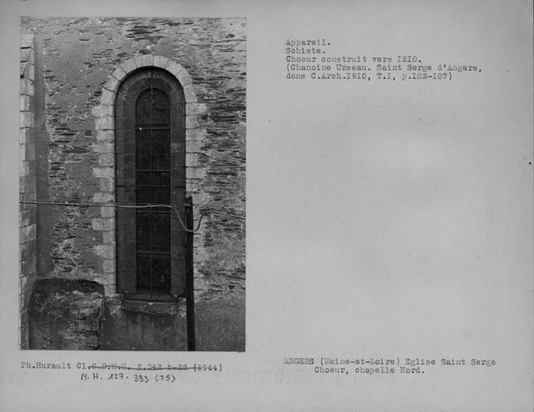 Appareil. Eglise abbatiale. Appareil en schiste du choeur, fenêtre du côté nord de la chapelle nord, fenêtre A du plan pour maquette