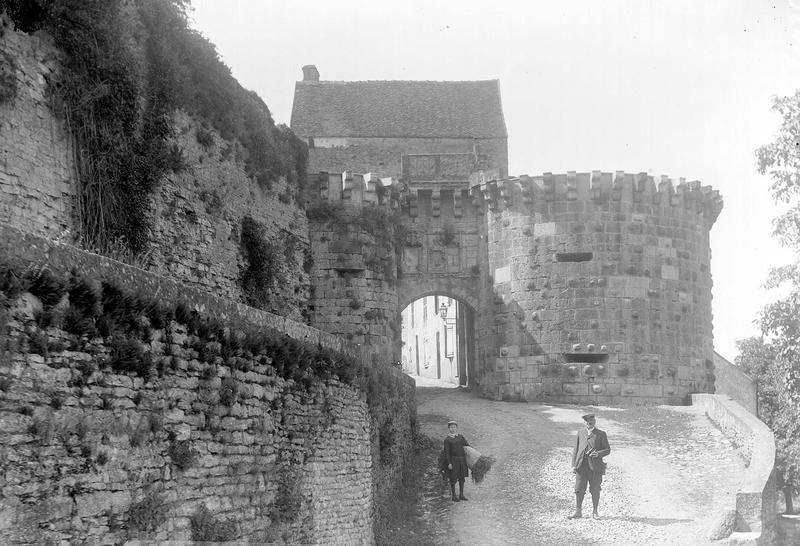 Côté nord des anciens remparts, porte de Ville